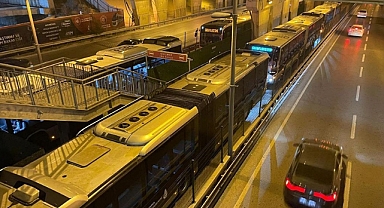 İstanbul Üsküdar'da Arızalanan Metrobüs Yoğunluğa Neden Oldu