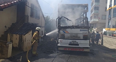 Pendik'te Alev Alan Nakliye Kamyonu Kullanılamaz Hale Geldi