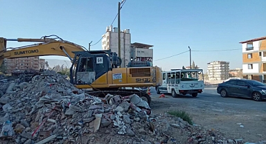 Depremin 215'inci Gününde Hatay'da Temel Kazısı Esnasında Ceset Çıktı...