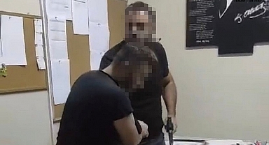 Satışını yaptığı aracın devrini yapmayan şahıs, 2 yıldır oyaladığı depremzede aileyi odanın kapısını kilitleyip darbettiği öğrenildi.