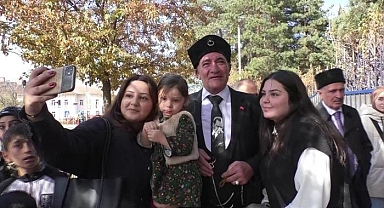 Cumhuriyet Bayramı'nda Atatürk'e benzeyen adam ilgi odağı oldu