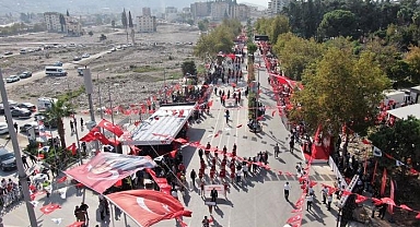 Depremin yerle bir ettiği Hatay'da Cumhuriyet Bayramı hep birlikte coşkuyla kutlandı