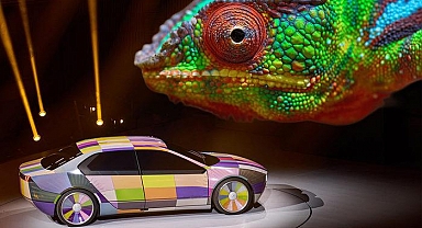 Bukalemun gibi renk değiştiren otomobil! Görenleri şaşırtıyor!