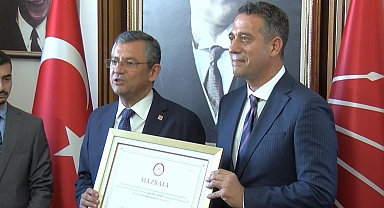 Cumhuriyet Halk Partisi Genel Başkanı Özgür Özel mazbatasını aldı!