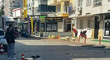 Sinir krizi geçiren kadın Evdeki eşyaları sokağa fırlattı ortalığı savaş alanına çevirdi!